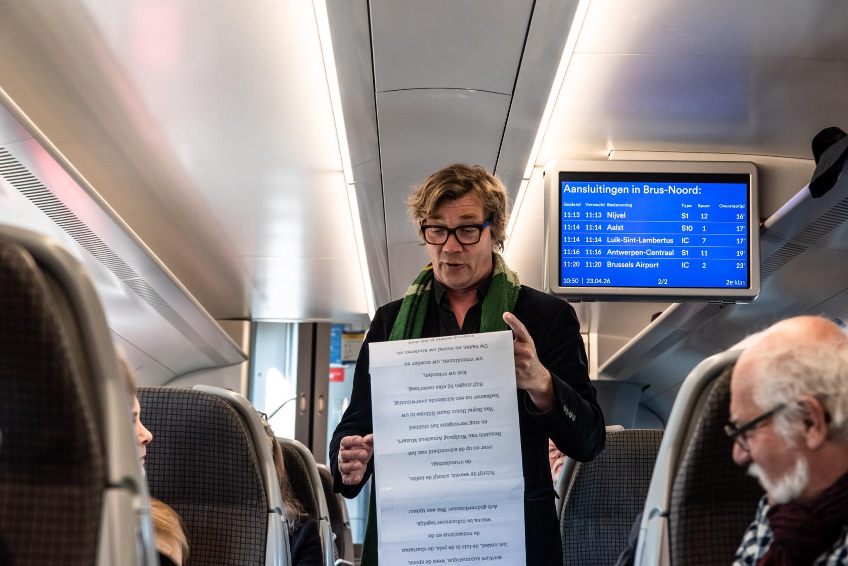 Auteurs lezen voor op de trein