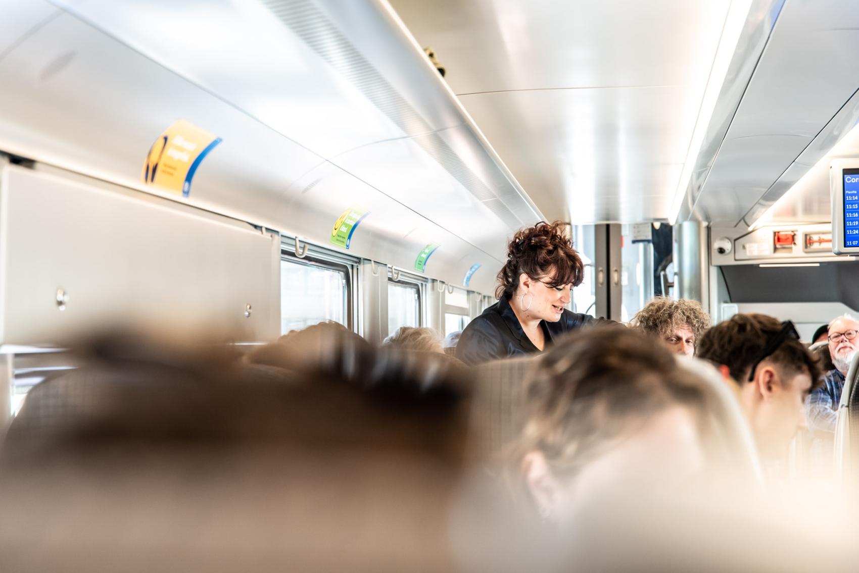 Auteurs lezen voor op de trein