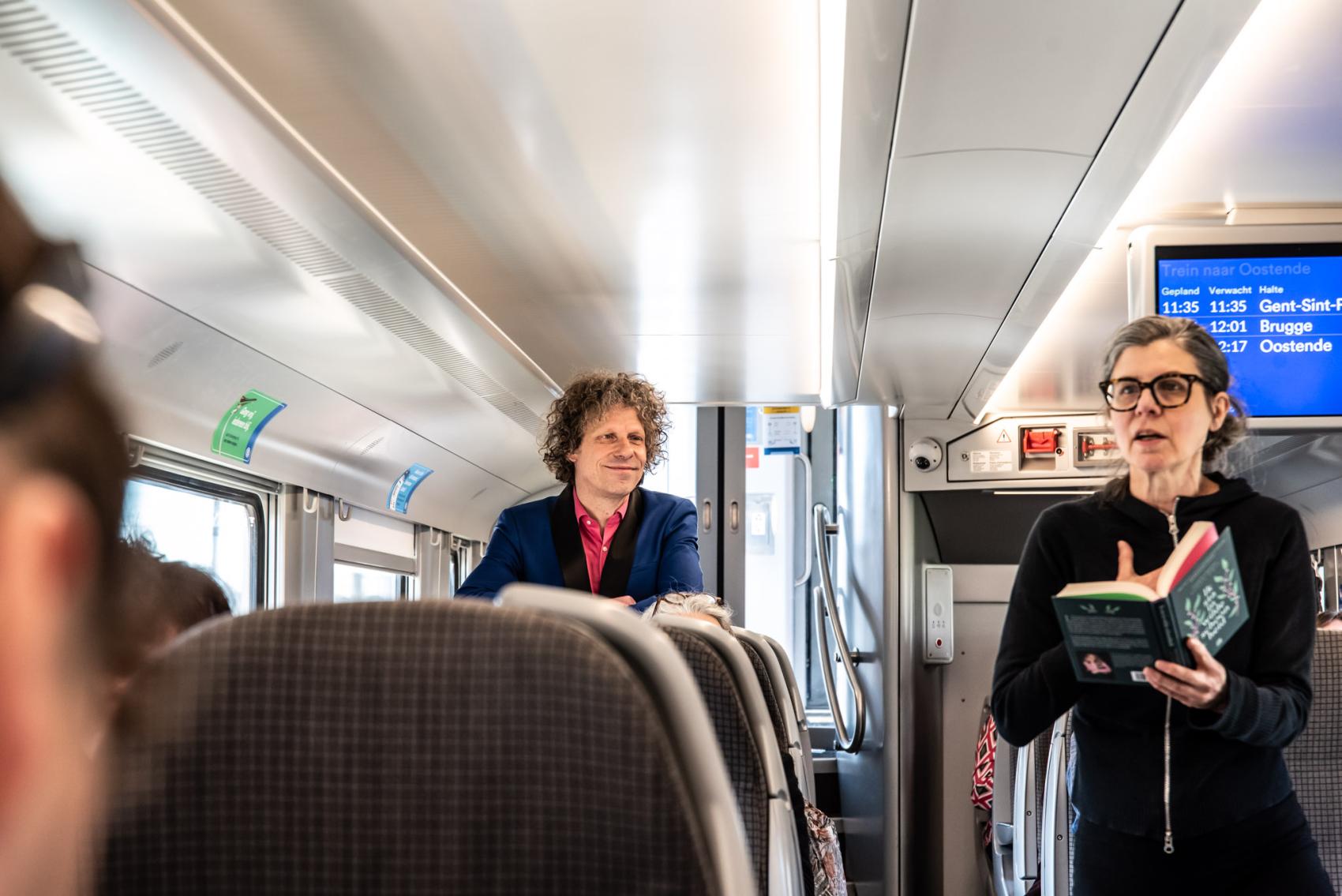 Auteurs lezen voor op de trein