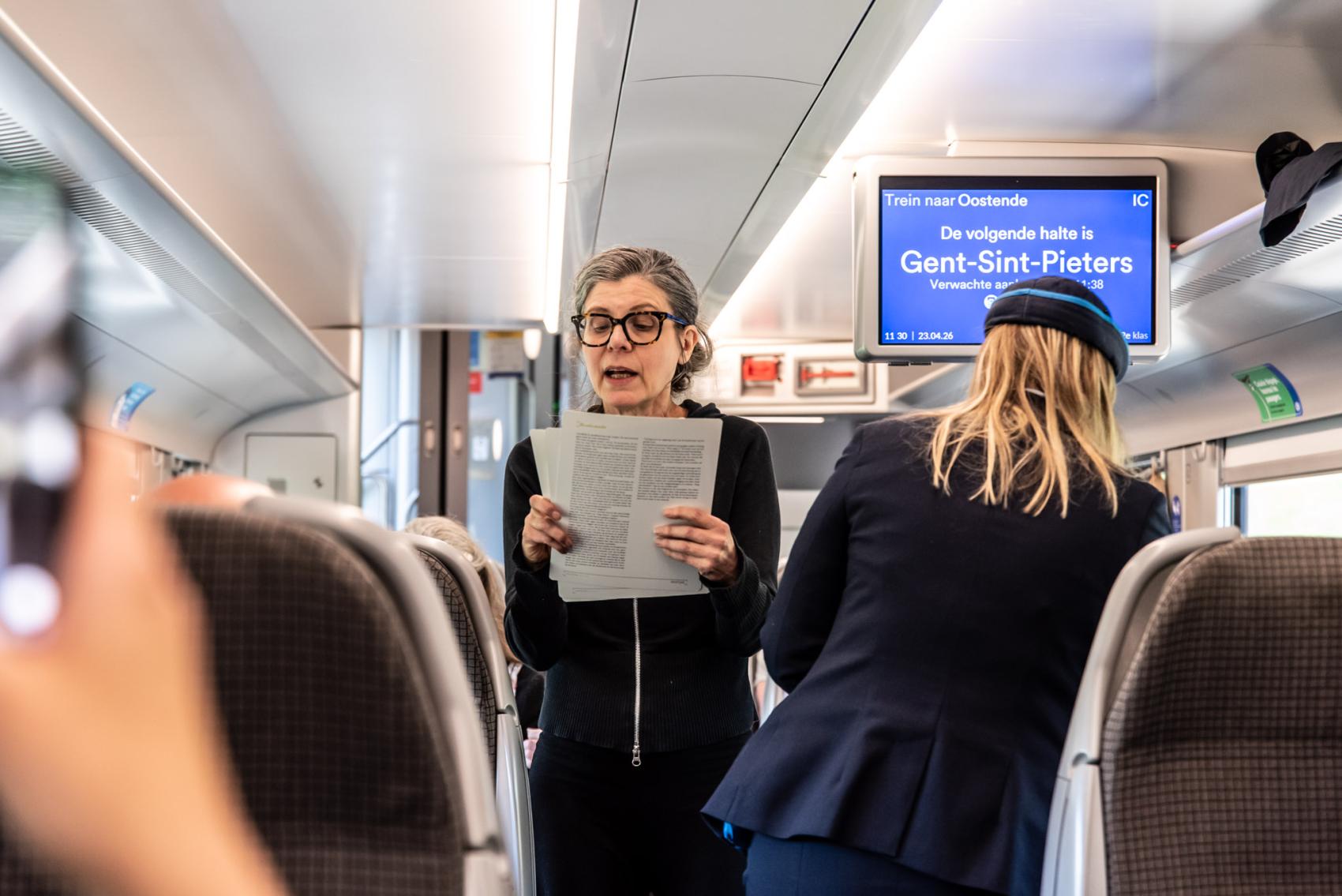 Auteurs lezen voor op de trein