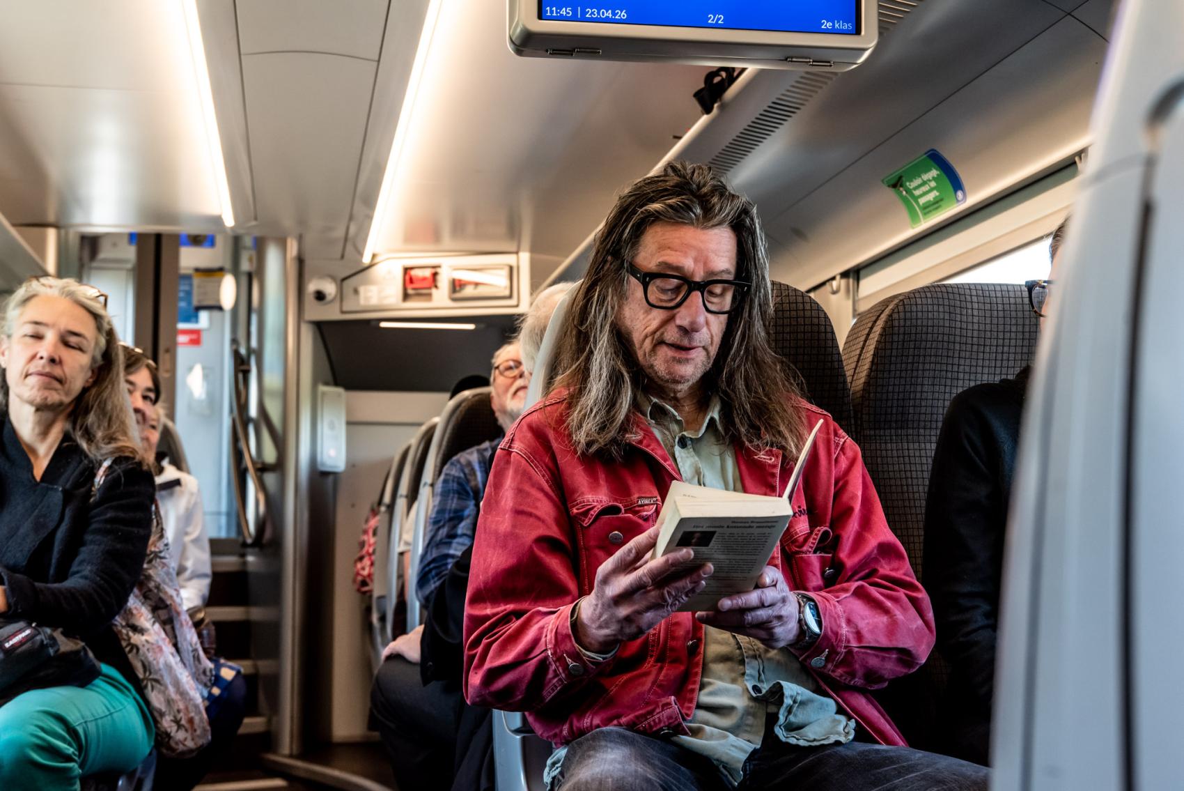 Auteurs lezen voor op de trein