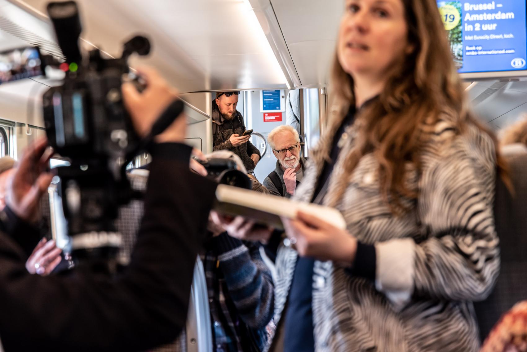 Auteurs lezen voor op de trein