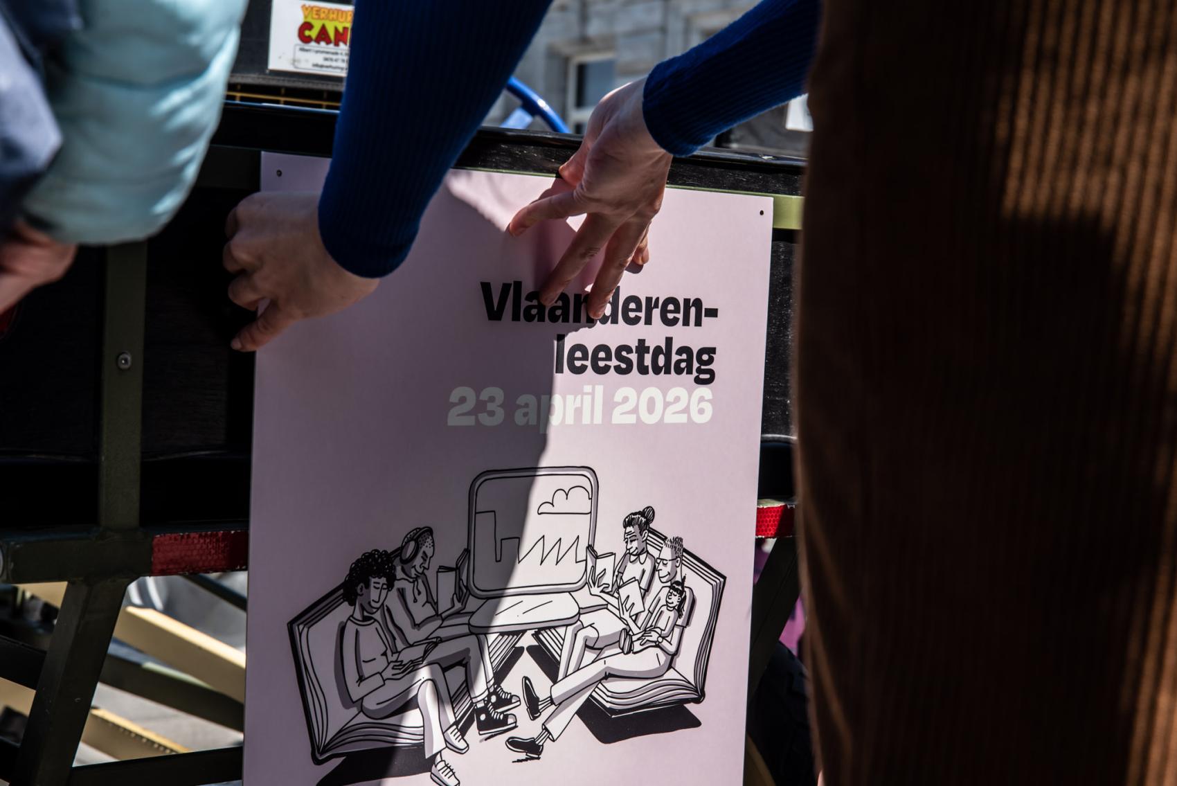 Auteurs lezen voor op de trein