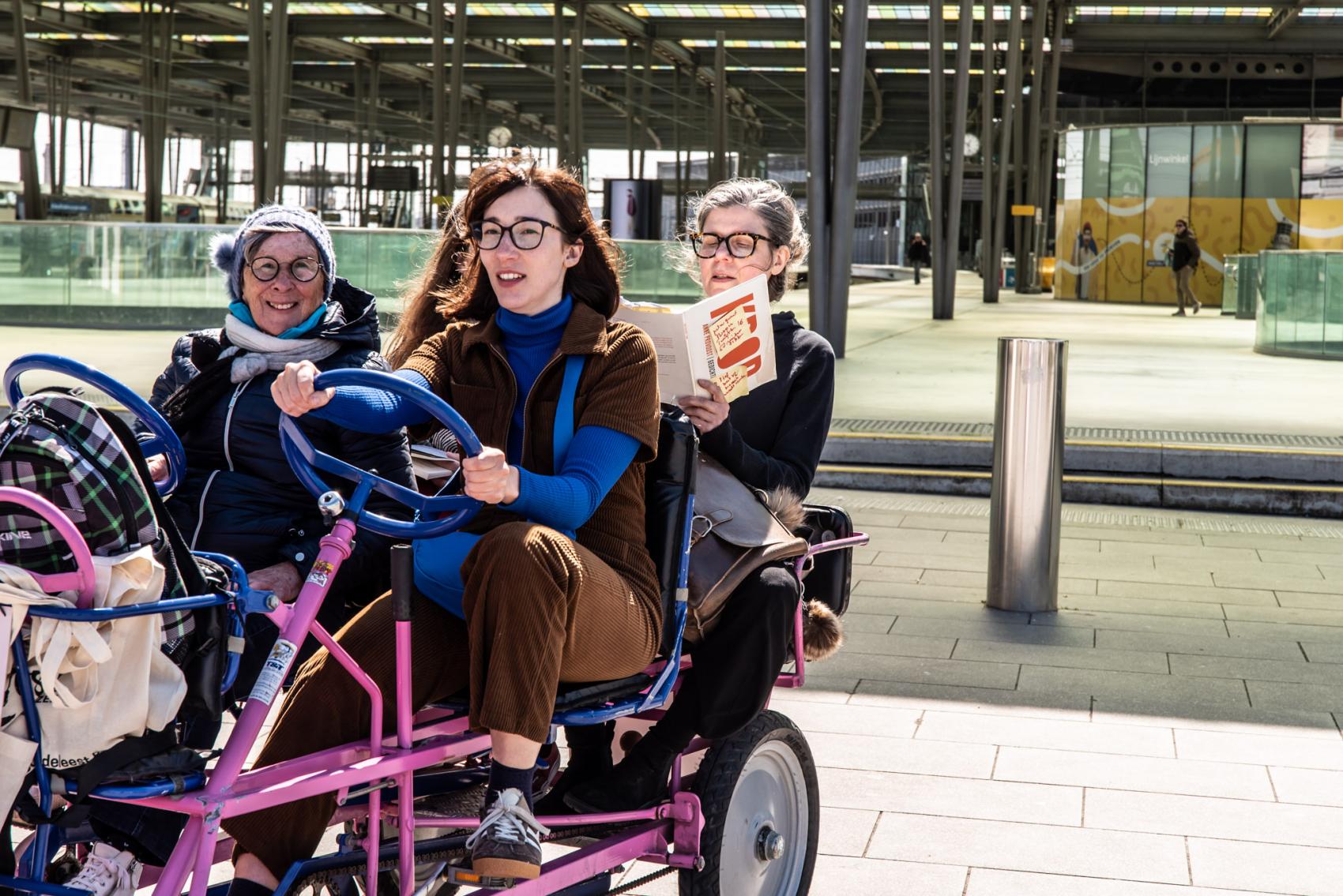 Auteurs lezen voor op de trein