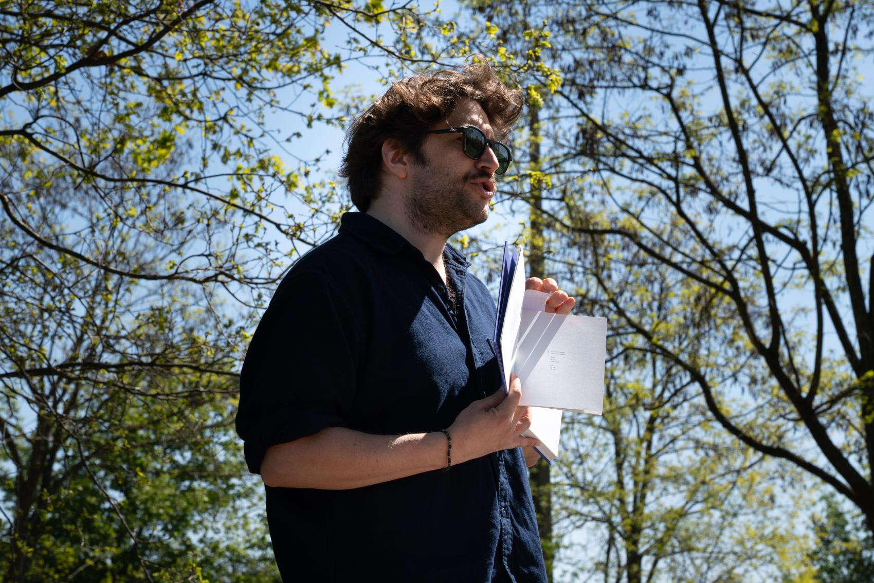 Dempsey Hendrickx leest voor bij modebedrijf Les Soeurs