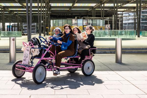 Auteurs lezen voor op de go-cart